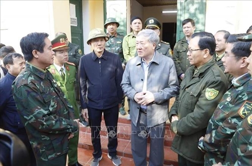 Ủy viên Bộ Chính trị Nguyễn Hòa Bình thăm, động viên lực lượng chữa cháy tại Vườn Quốc gia Hoàng Liên
